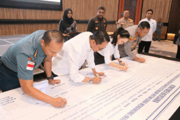 Kepala BP Batam Amsakar Achmad dan Wakil Kepala BP Batam Li Claudia Chandra memimpin penandatanganan Komitmen Bersama, diikuti dengan 21 Komandan Utama FKPD terkait dengan pengamanan.