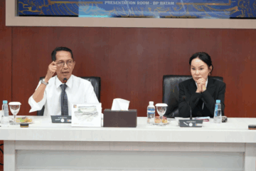 Kepala BP Batam, Amsakar Achmad hadir dampingi Wakil Kepala BP Batam, Li Claudia Chandra melaksanakan tatap muka bersama Tim Verifikator Perizinan di Marketing Centre, Kamis (13112025) sore