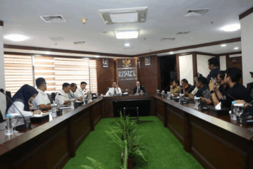 Kepala BP Batam, Amsakar Achmad, memaparkan progres investasi saat menjamu beberapa perwakilan media, Senin (10112025).