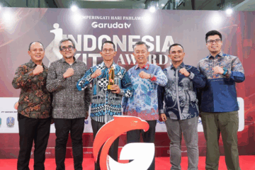 Kepala BP Batam, Amsakar Achmad menerima penghargaan dalam ajang Indonesia Kita Awards