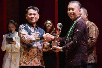 Penghargaan atas inovasi LMS ini diterima oleh Kepala BP Batam, Amsakar Achmad yang diwakili oleh AnggotaDeputi Bidang Administrasi dan Keuangan BP Batam, Alexander Zulkarnain