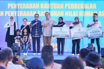 Kepala BP Batam, Amsakar Achmad dan Wakil Kepala BP Batam, Li Claudia Chandra menghadiri penyerahan bantuan perbekalan dan santunan nilai rumah asal kepada masyarakat transmigrasi lokal, di Tanjung Banun