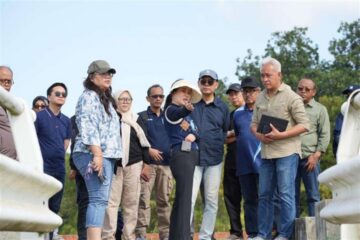 Wakil Kepala BP Batam, Li Claudia Chandra, meninjau kondisi empat waduk yang menjadi sumber air bersih masyarakat Batam
