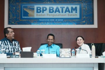 Kepala BP Batam Amsakar Achmad bersama Wakil Kepala BP Batam Li Claudia Chandra, menyambut kunjungan Komisi Pemberantasan Korupsi (KPK) RI
